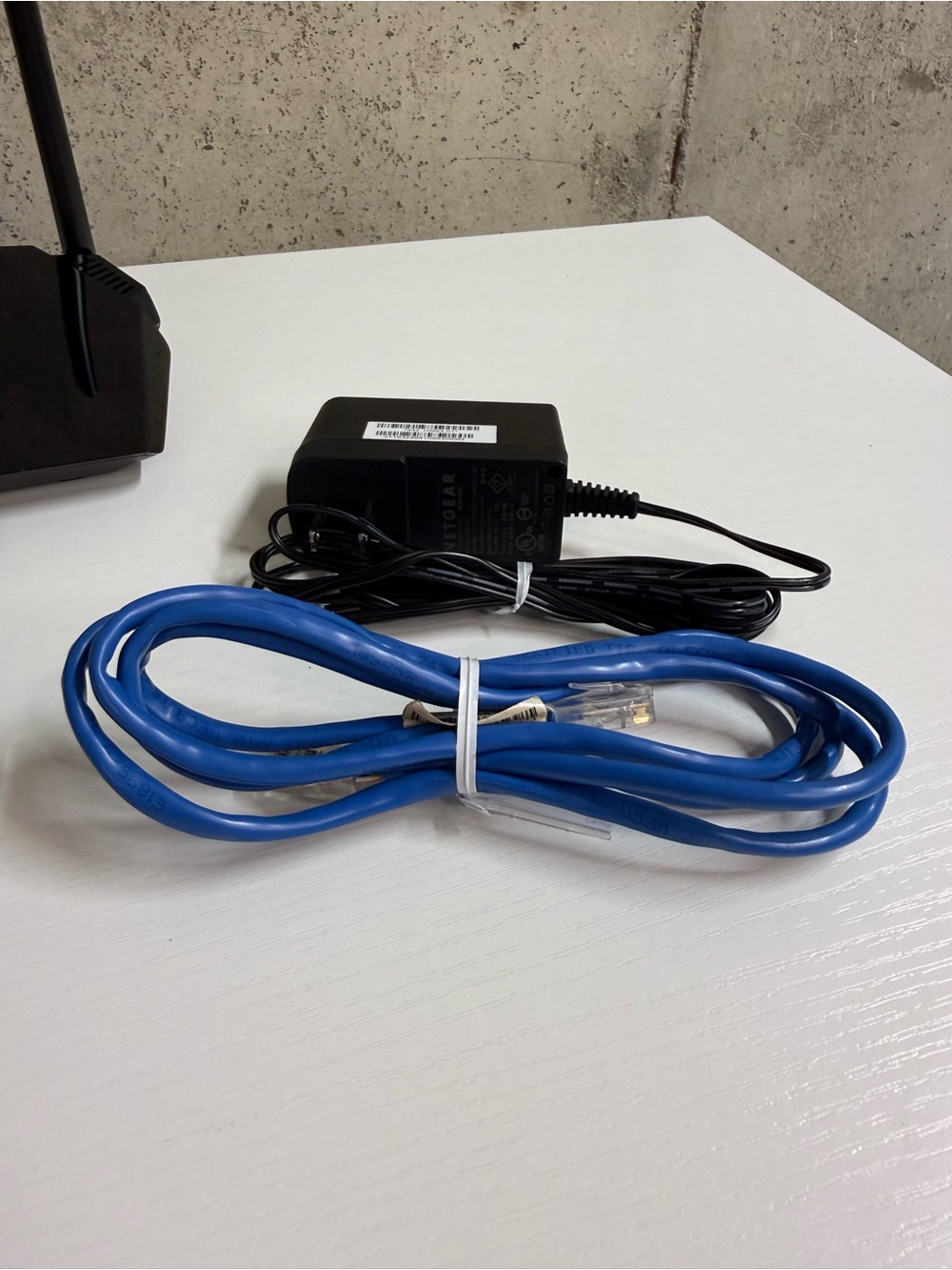NETGEAR AC1200 R6120 Dual Band WiFi Router - Picture 4 of 8